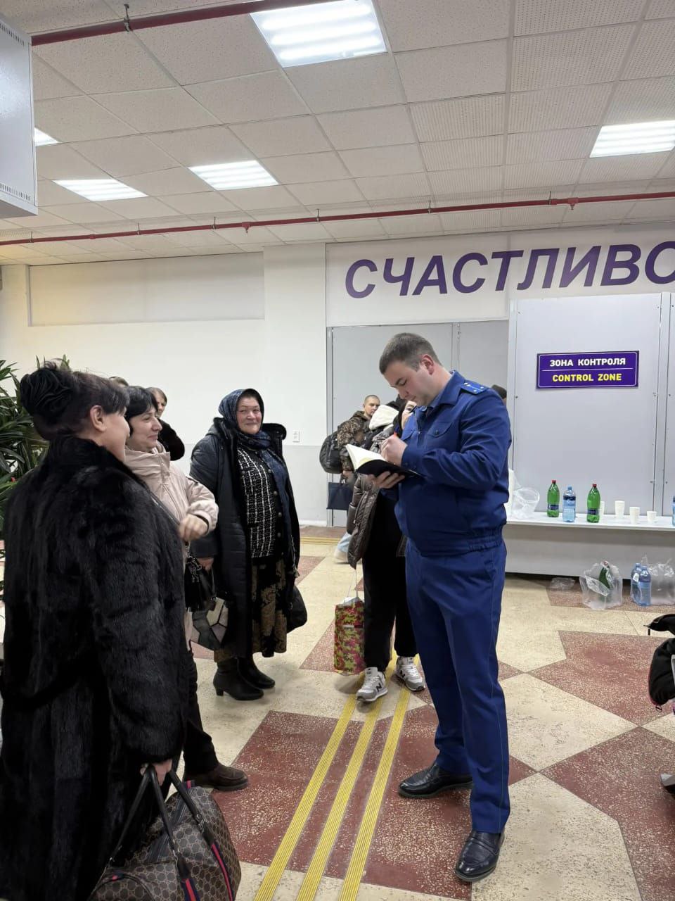 Южной транспортной прокуратурой контролируется соблюдение прав пассажиров в связи с задержками рейсов в аэропорту Махачкала Южной транспортной прокуратурой контролируется соблюдение прав пассажиров в связи с задержками рейсов в аэропорту Махачкала