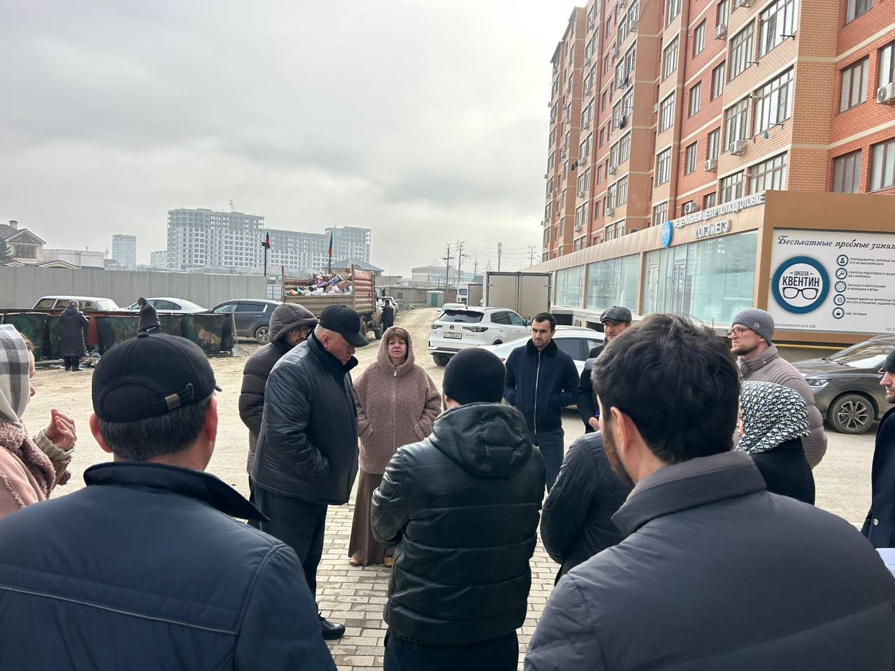 Борис Гонцов: Сегодня вместе с рабочей группой, в которую вошли представители администрации города, ООО "МОНОЛИТ" и ГКУ РД "Дирекция Единого Государственного Заказчика-Застройщика", провел выезд на строительную площадку...