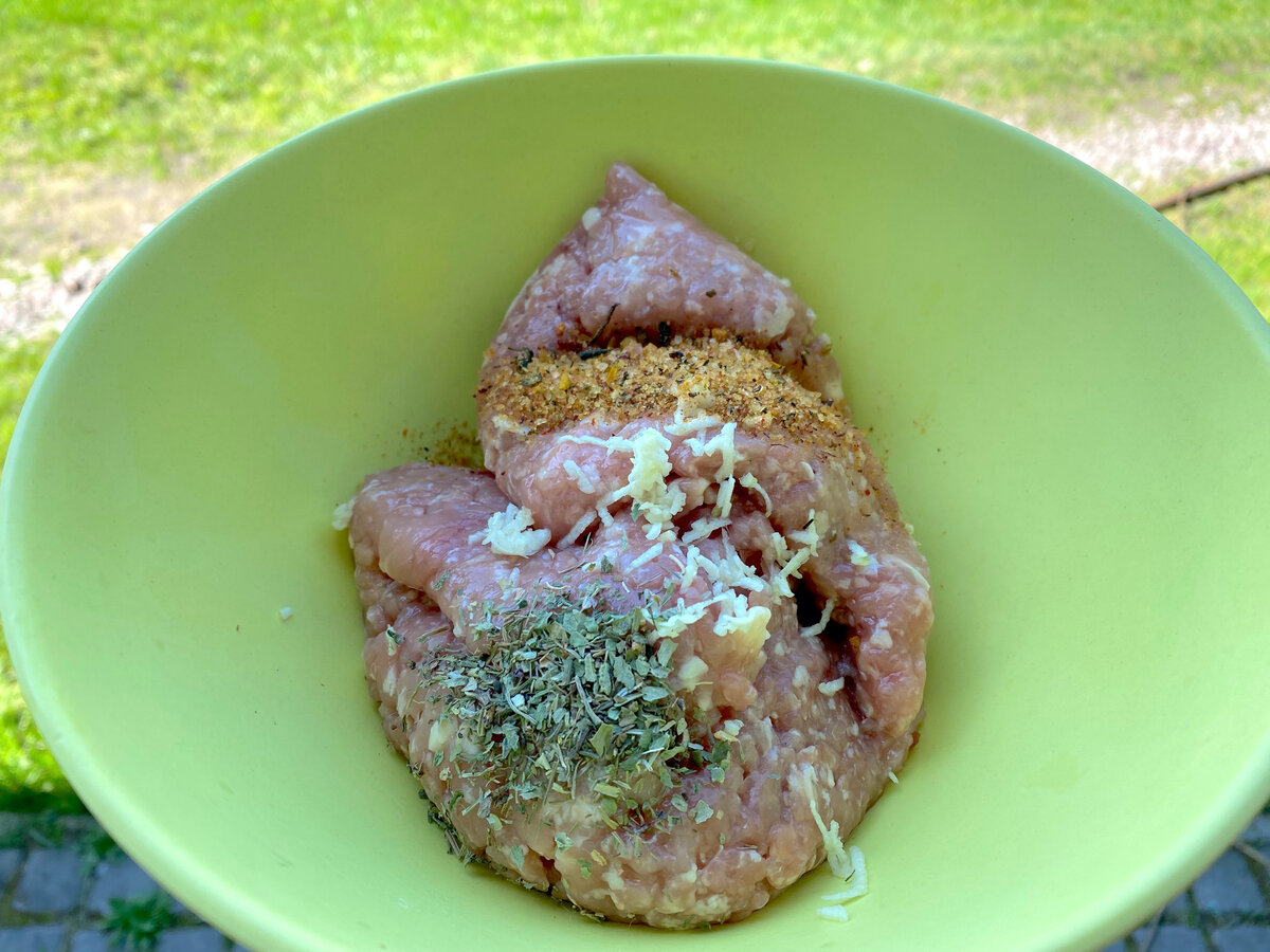 Простой кухонный лайфхак: как быстро приготовить и заморозить фрикадельки без лепки