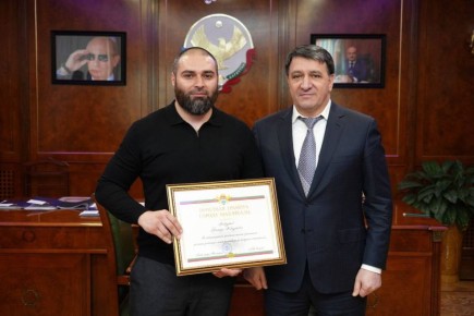 Мэр Махачкалы Джамбулат Салавов встретился с горожанами, спасшими людей в чрезвычайных ситуациях