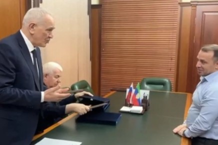 1 В МВД Дагестана наградили простых героев, спасающих детей и помогающих сиротам