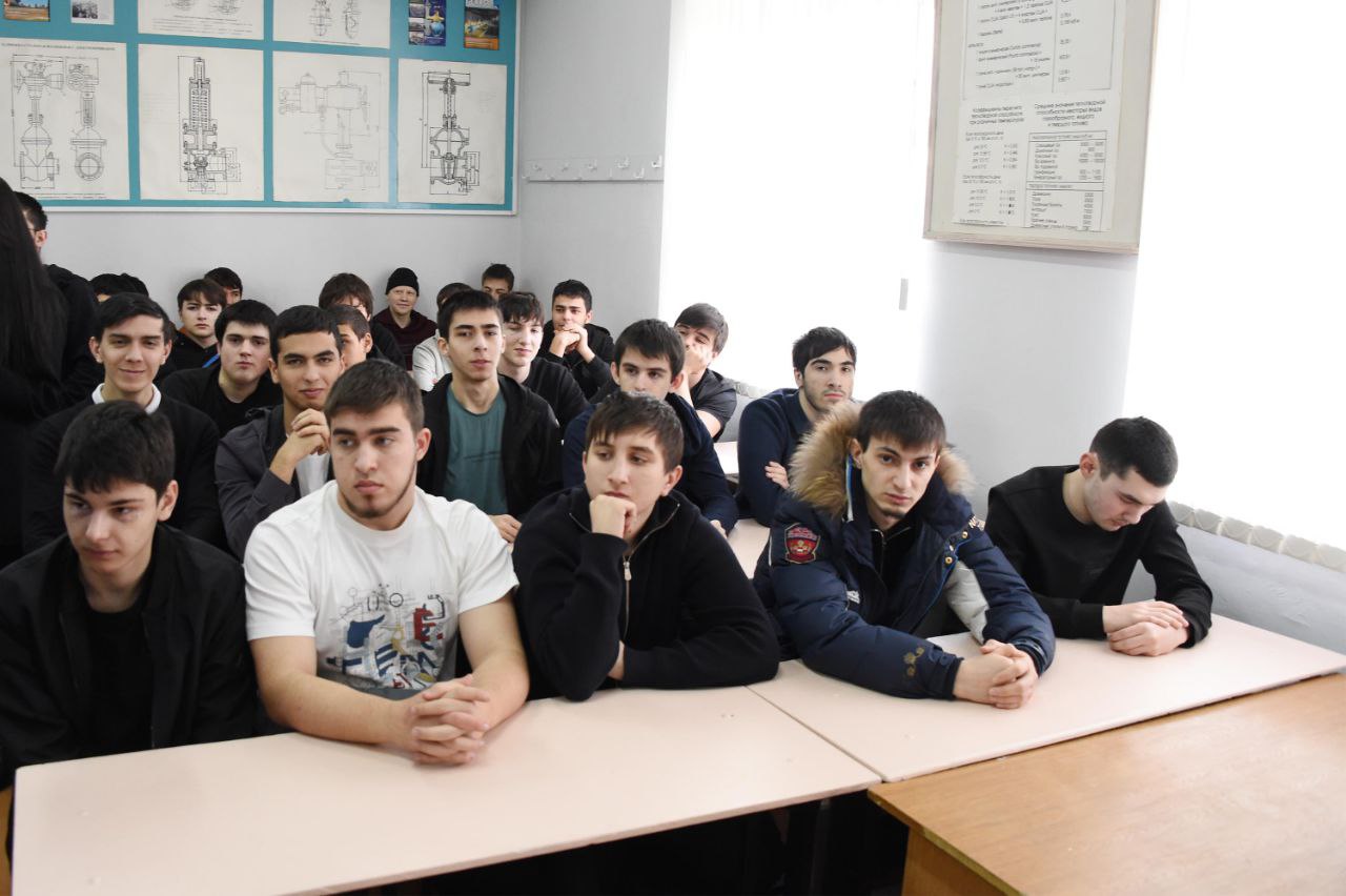 Заместитель Председателя Народного Собрания РД Камил Давдиев встретился с учащимися Регионального нефтегазового колледжа Заместитель Председателя Народного Собрания РД Камил Давдиев встретился с учащимися Регионального нефтегазового колледжа