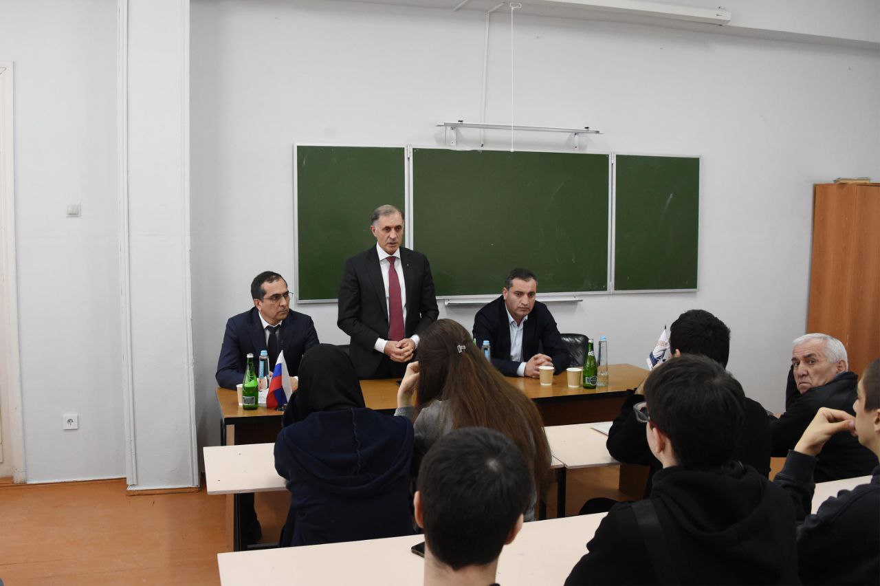 Заместитель Председателя Народного Собрания РД Камил Давдиев встретился с учащимися Регионального нефтегазового колледжа Заместитель Председателя Народного Собрания РД Камил Давдиев встретился с учащимися Регионального нефтегазового колледжа