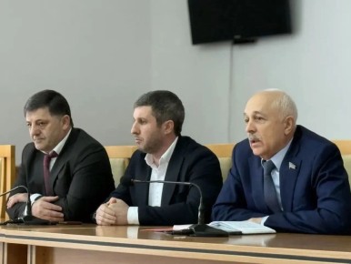 Депутат НС РД Валерий Громов принял участие в совещании с руководителями образовательных учреждений Тарумовского района