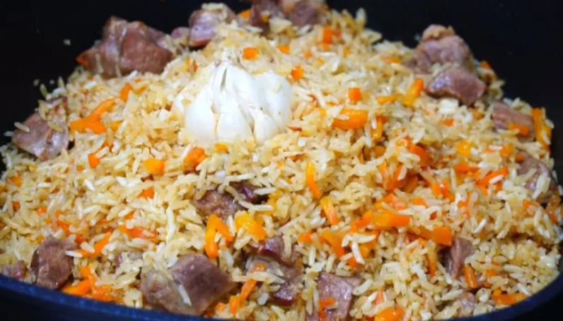 Как приготовить плов так, чтобы рис оставался рассыпчатым и сочным?