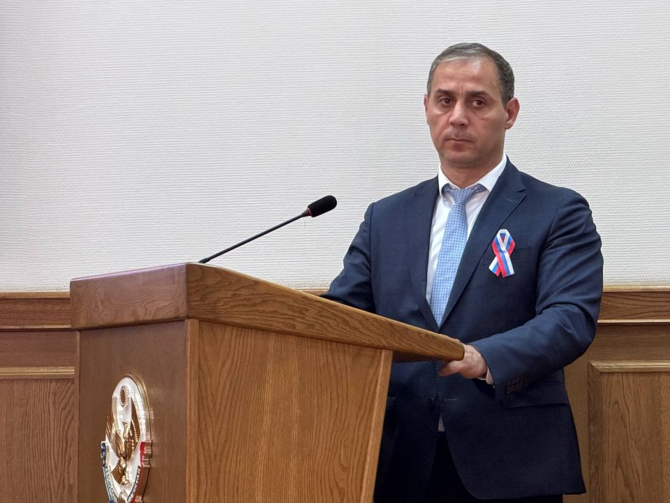 На заседании актива первый заместитель главы г. Махачкалы Нариман Батырбиев подробно рассказал о проведенной работе по демонтажу незаконных торговых объектов