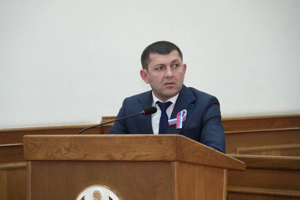 С отчетом о деятельности администрации Махачкалы за май текущего года на заседании актива города выступил заместитель главы города — руководитель Аппарата администрации Арсен Айдиев