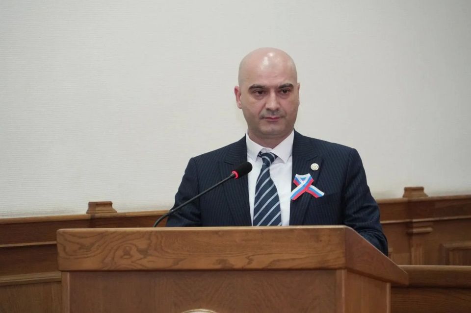 Заместитель главы города Махачкалы Мурад Алиев представил отчет о ходе работы по погашению задолженности по имущественным налогам физических лиц, включая транспортный налог