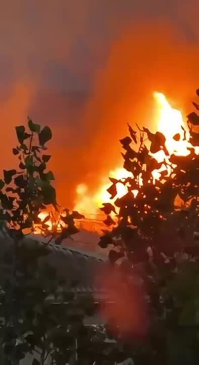 Крупный пожар в промышленной зоне Кизилюрта