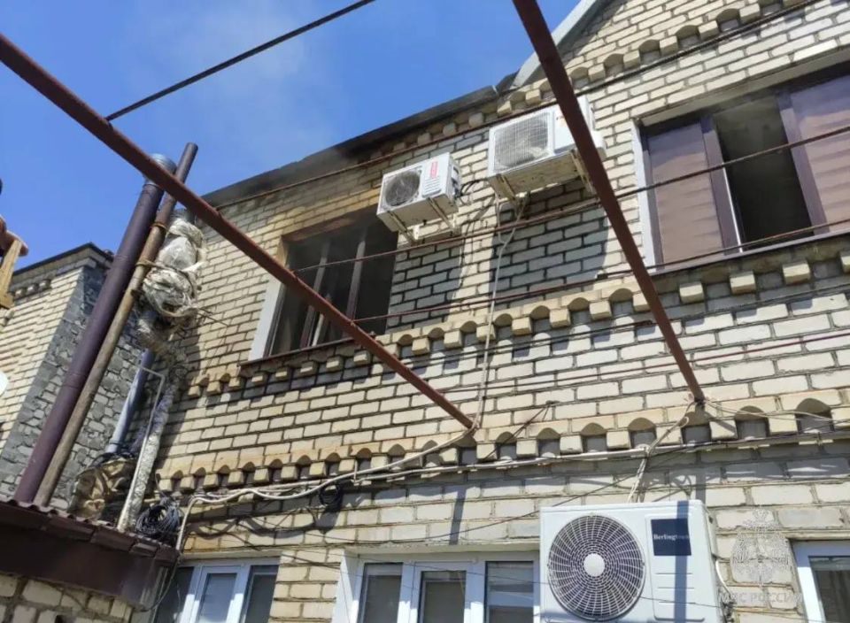 В Махачкале спасатели потушили пожар в двухэтажном доме на Кавказской