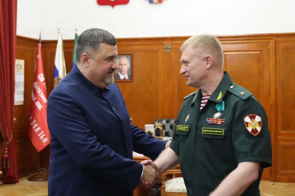 Врио руководителя региона Фёдор Щукин вручил орден Почёта Республики Дагестан III степени генерал-майору Дмитрию Чистякову за вклад в укрепление законности и правопорядка, самоотверженность