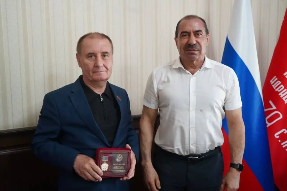 Почётным знаком Народного Собрания РД «За заслуги в развитие парламентаризма» награждён первый заместитель председателя Собрания депутатов Магомед Магомедов