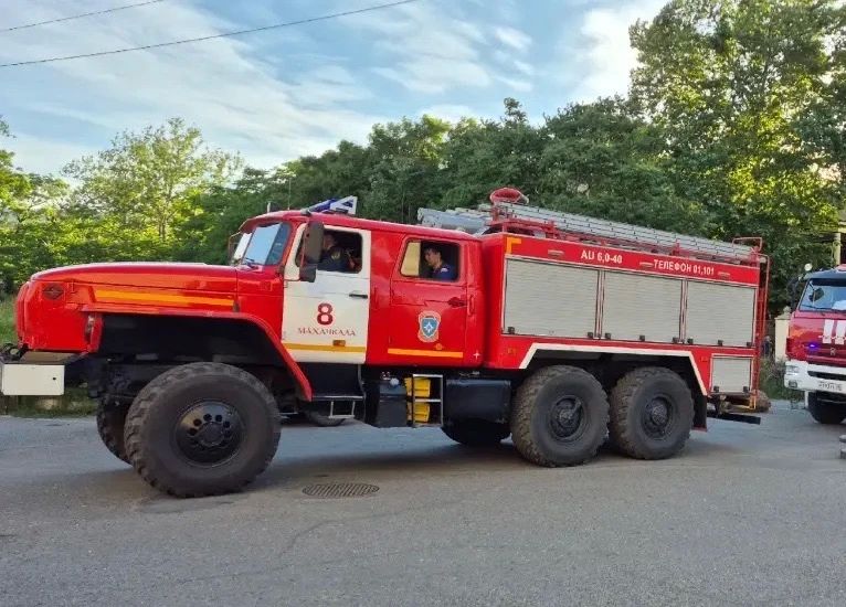 Пассажирский автобус сгорел на федеральной трассе в Дагестане