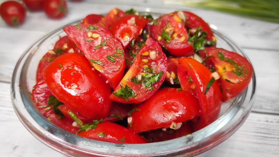 Летняя закуска из помидоров с чесноком: просто, вкусно и оригинально