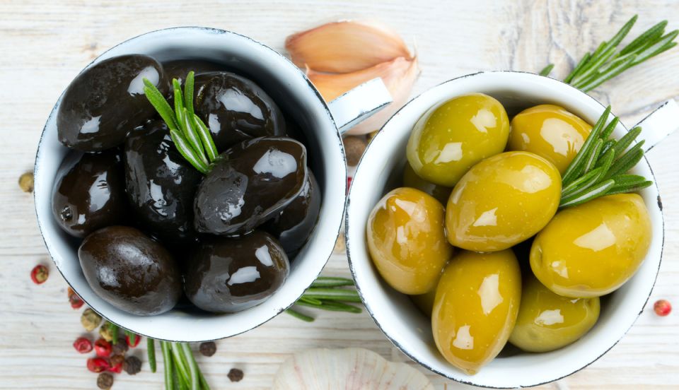 Оливки и маслины: что скрывается за любимой закуской?