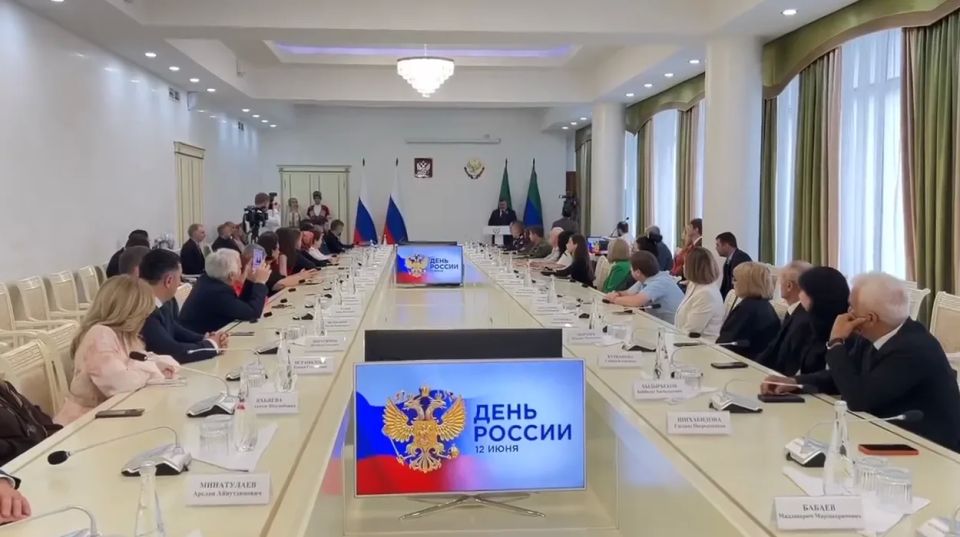 В День России Фёдор Щукин вручил госнаграды жителям Дагестана