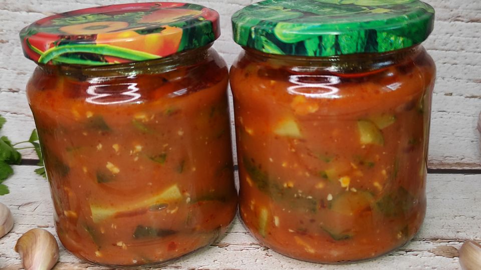 Необычная закуска из огурцов и кетчупа подарит летние яркие вкусы зимой