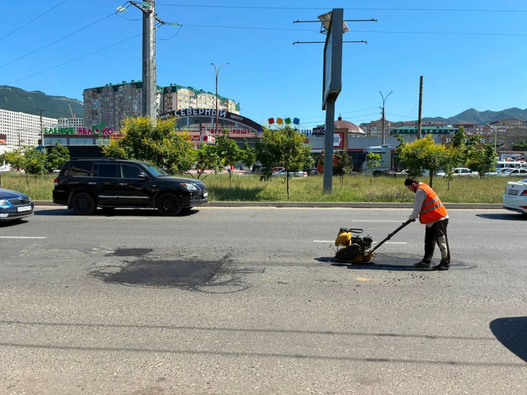 Устранение локальных разрушений асфальтобетонного покрытия специалистами МБУ «ЦОДД»