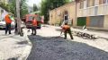 Специалисты МБУ "Благоустройство г. Махачкалы" восстановили дорожное полотно во дворе дома N120 на улице Ирчи Казака