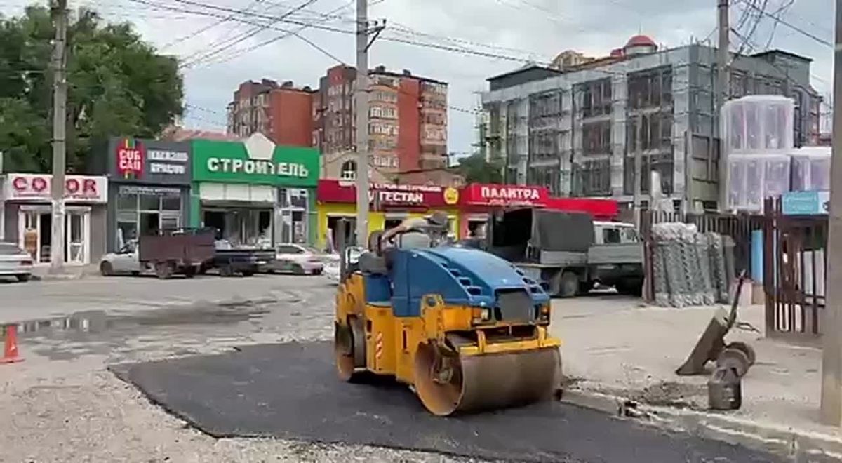 В Махачкале ежедневно устраняют локальные разрушения асфальта. Дорожные бригады МБУ «Благоустройство» провели восстановление дорожного полотна во дворе дома на Ирчи Казака 110
