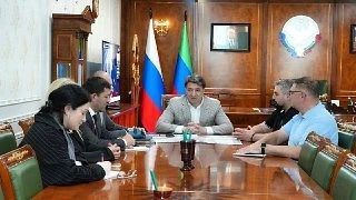 Мэр Махачкалы Джамбулат Салавов провёл рабочую встречу с генеральным директором ПАО «Ставропольэнергосбыт» Данилой Кауновым и новым руководителем энергосбытовой компании в Дагестане Владимиром Бережным