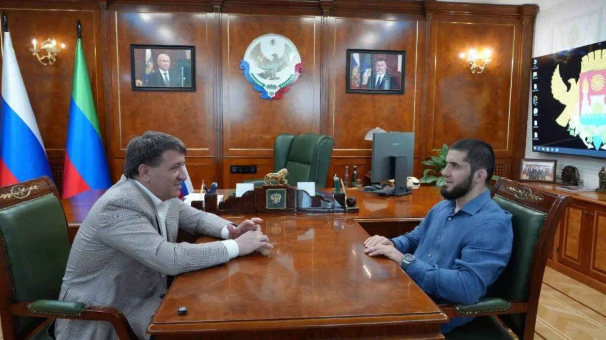 Джамбулат Салавов: Уважаемые махачкалинцы!. Сегодня в Махачкале состоялась рабочая встреча, в которой приняли участие министр физической культуры и спорта Республики Дагестан Сажид Сажидов и наш прославленный земляк...