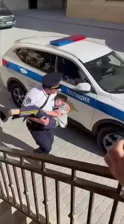 Полицейские ДПС в Дагестане доставили в больницу упавшего без сознания мальчика