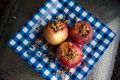 Печеные яблоки с медом и корицей: уютный десерт для осенних вечеров