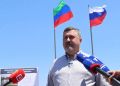 Фёдор Щукин передал молодожёнам Гаджи и Милане Ибрагимовым приглашение на всероссийский свадебный фестиваль