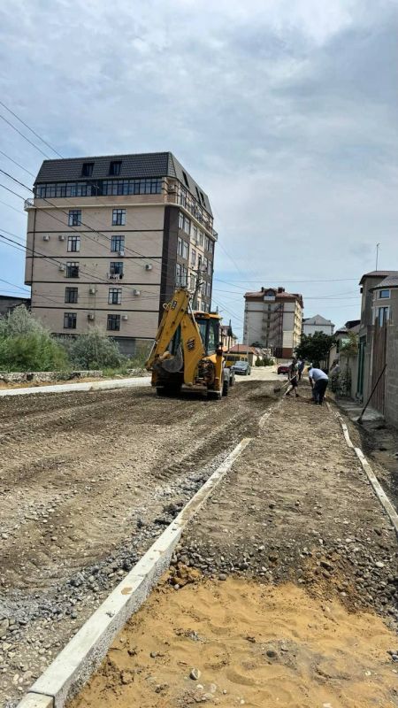 На ул. Башкирской в Махачкале ведутся работы по установке бордюрного камня и поребриков