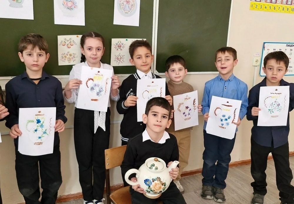 Младшеклассники Висловской школы исследуют семикаракорскую керамику на уроке