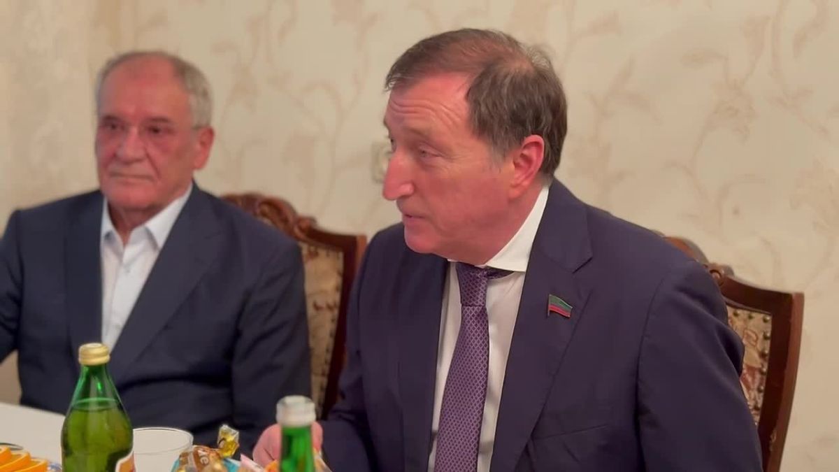 Председатель Народного Собрания РД Заур Аскендеров поздравил супругов Асхаба и Ачат Асхабовых с Днем семьи, любви и верности