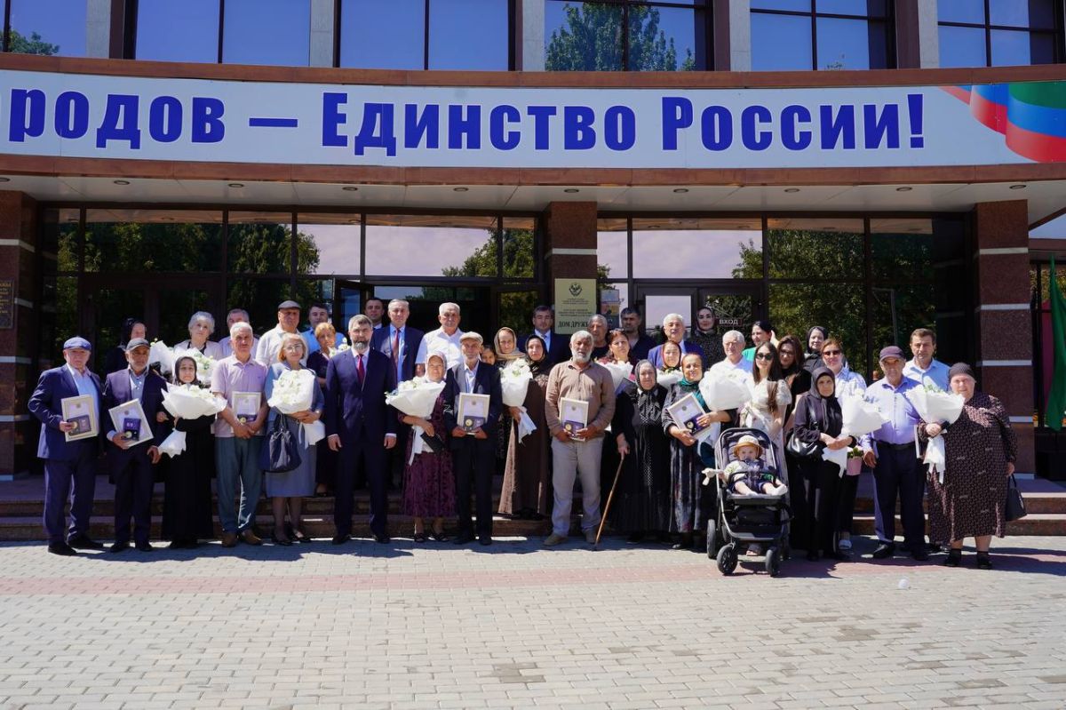 Крепость традиций: в Махачкале наградили семьи, проживших в браке долгие годы