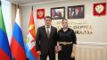 Глава Махачкалы Джамбулат Салавов вручил государственные награды семьям погибших участников СВО