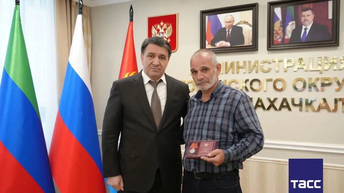 Мэр Махачкалы Джамбулат Салавов передал ордена Мужества и медали Жукова и Суворова семьям военнослужащих, погибших при проведении специальной военной операции