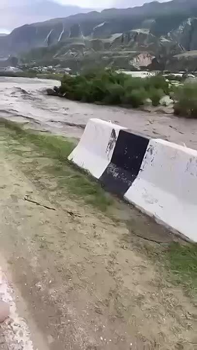 Дорога к селу Кикуни в Дагестане обвалилась