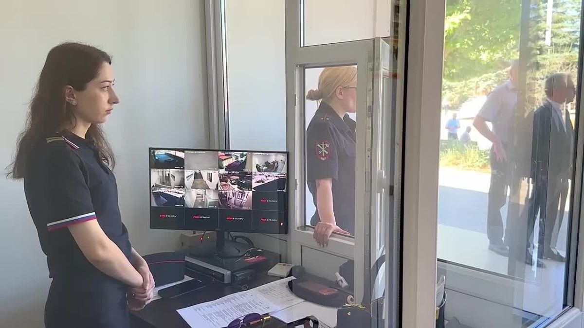 Предлагаем вашему вниманию видеообзор нового здания судебных участков: мировых судей города Буйнакска и Буйнакского района, торжественное открытие и осмотр которого провёл врио Главы Республики Дагестан Федор Щукин
