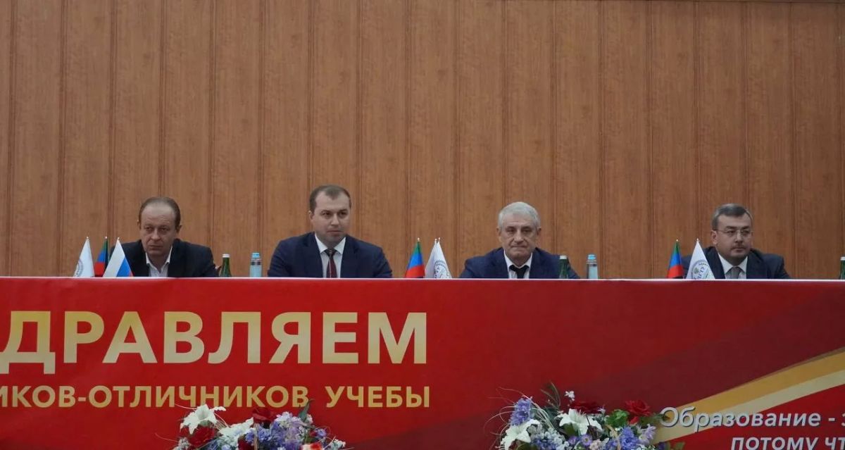 Торжественная церемония вручения красных дипломов прошла в Дагестанском государственном техническом университете