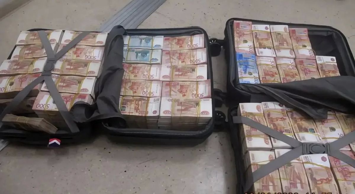 177 млн рублей в чемоданах попытались вывезти из России через аэропорт Махачкалы