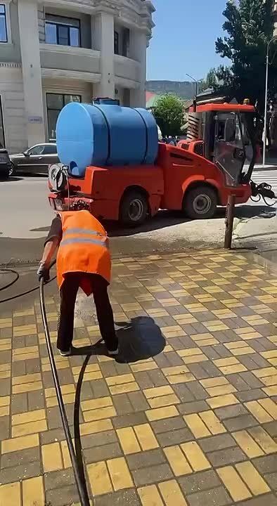 Сотрудники МБУ «Благоустройство» провели субботник по улице Абубакарова с привлечением специализированной техники