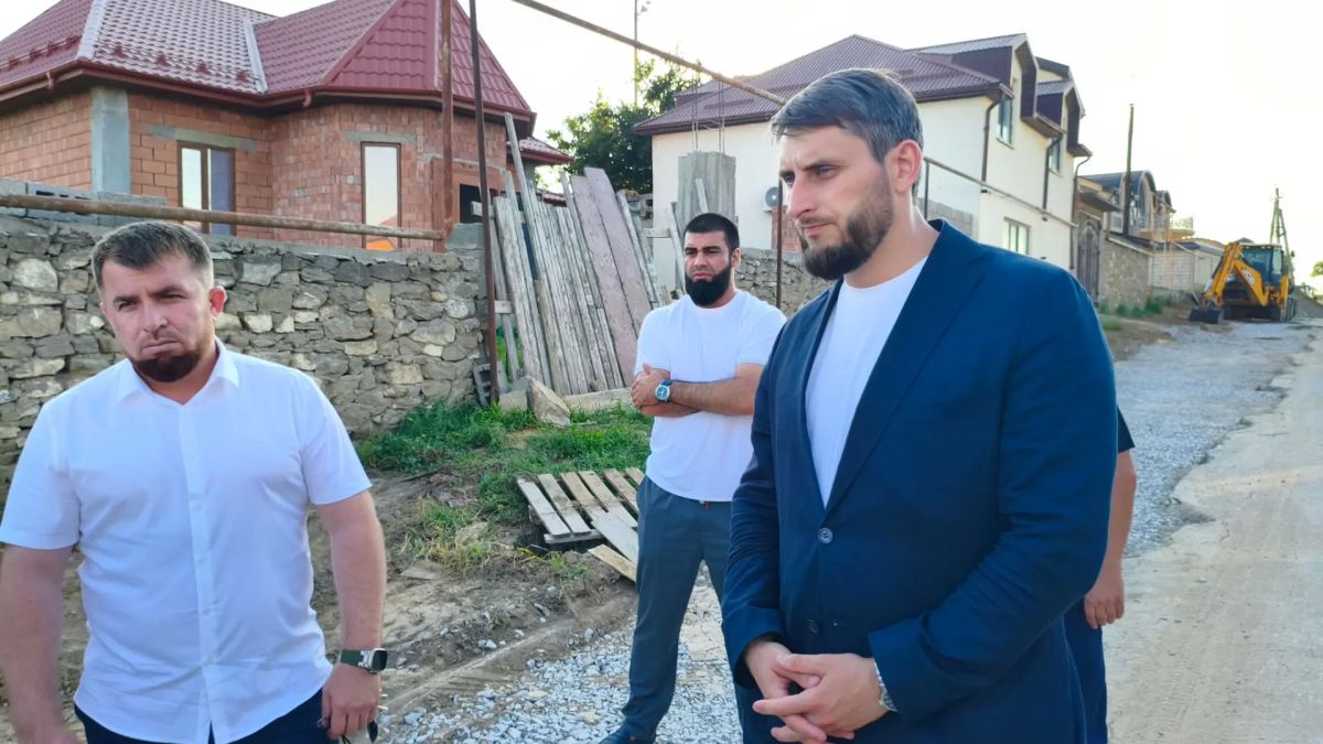 На улице Абу-Бакара ведутся работы по прокладке водопроводной трубы