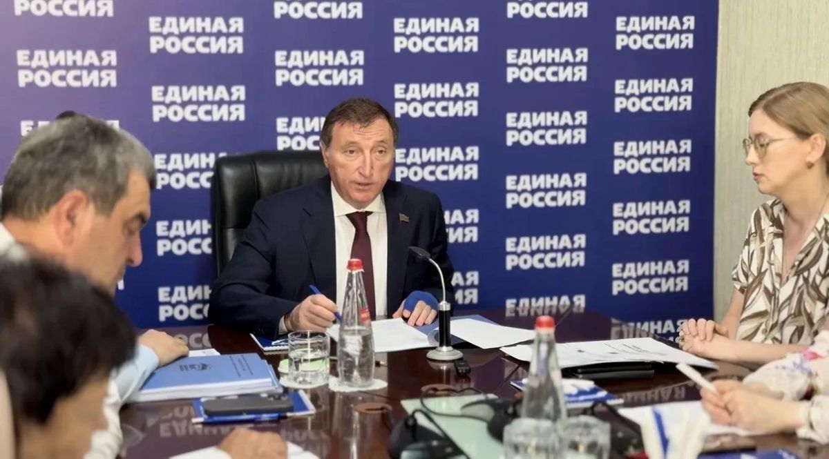 Заур Аскендеров обсудил с коллективом исполкома задачи и дисциплину в дагестанском отделении «Единой России»