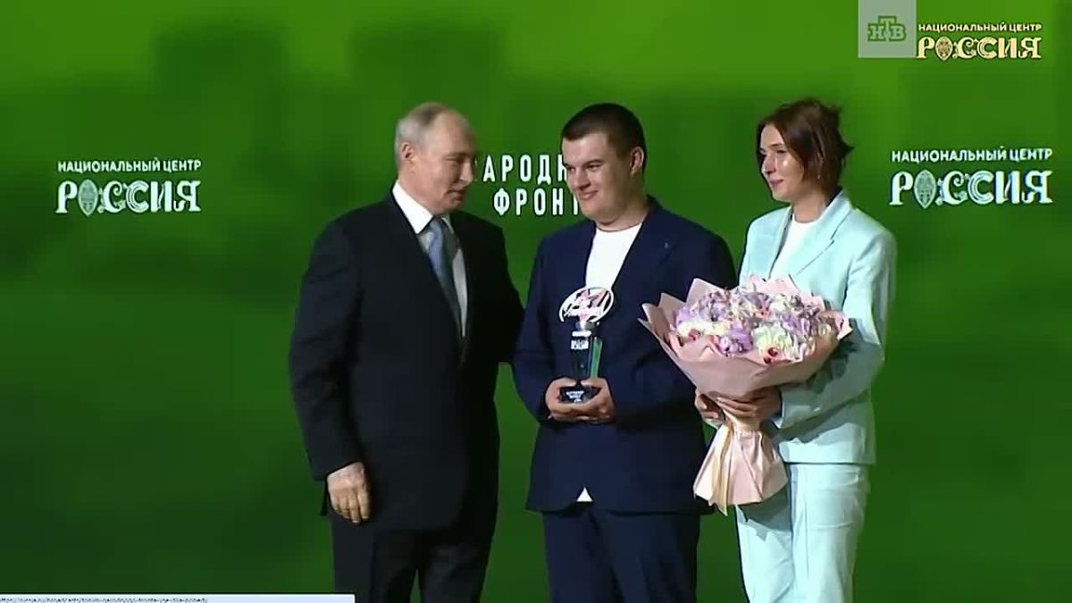 Путин вручил премию «Все для Победы!» 19-летнему Шамилю Устарбекову из Каспийска, который спас 23 человека в Дагестане.