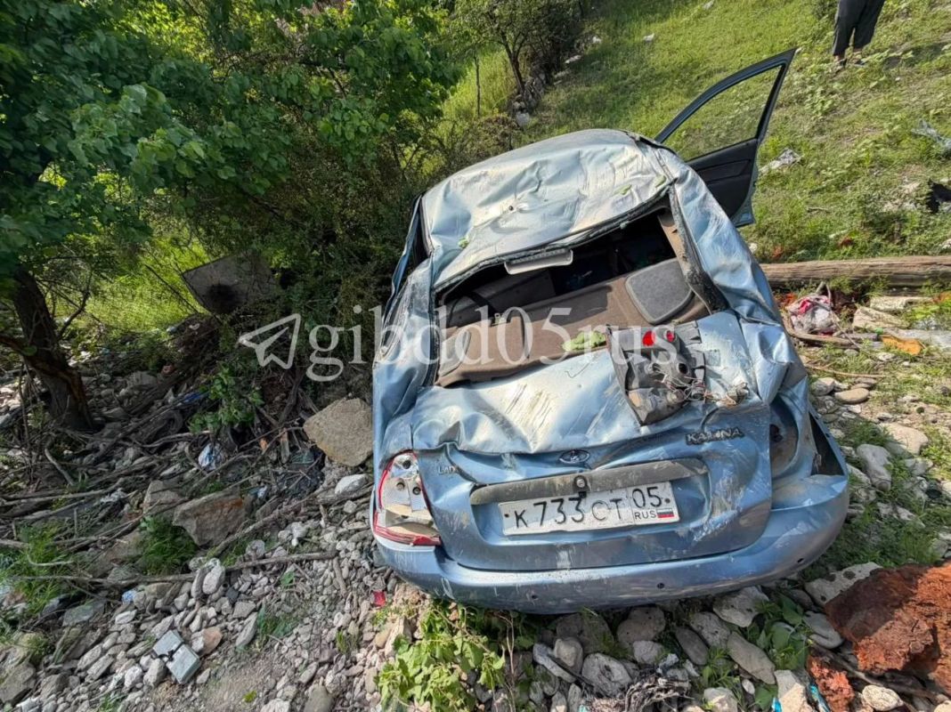 Дагестане автомобиль с двумя детьми упал с 10-метрового обрыва