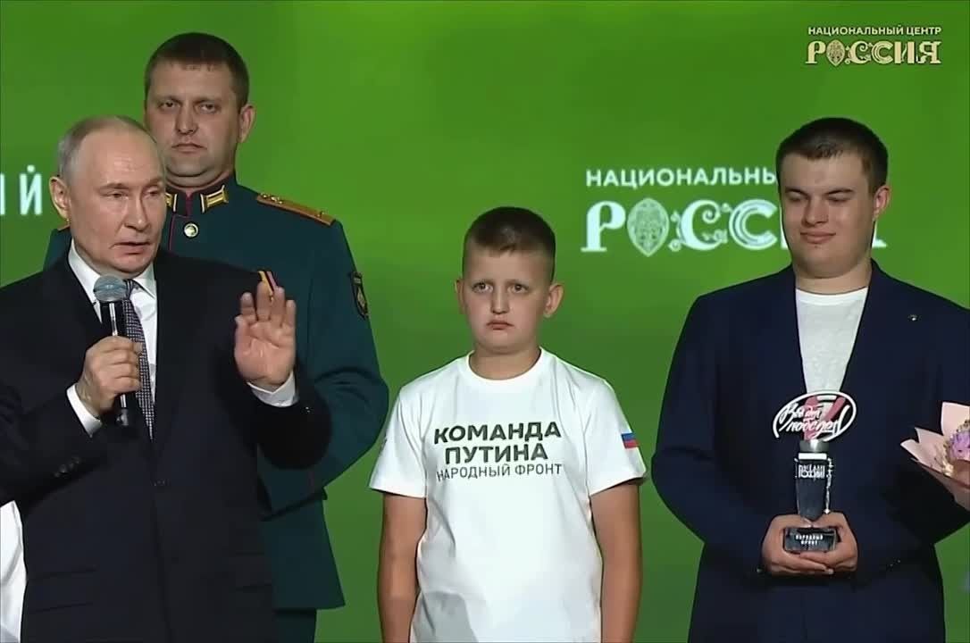19-летний Шамиль Устарбеков из Каспийска получил из рук президента Владимира Путина премию «Всё для Победы!»