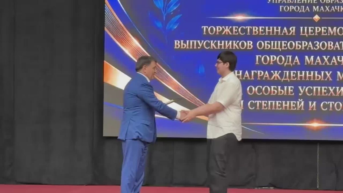 Глава Махачкалы Джамбулат Салавов вручил благодарственные письма выпускникам, получившим на ЕГЭ 100 баллов
