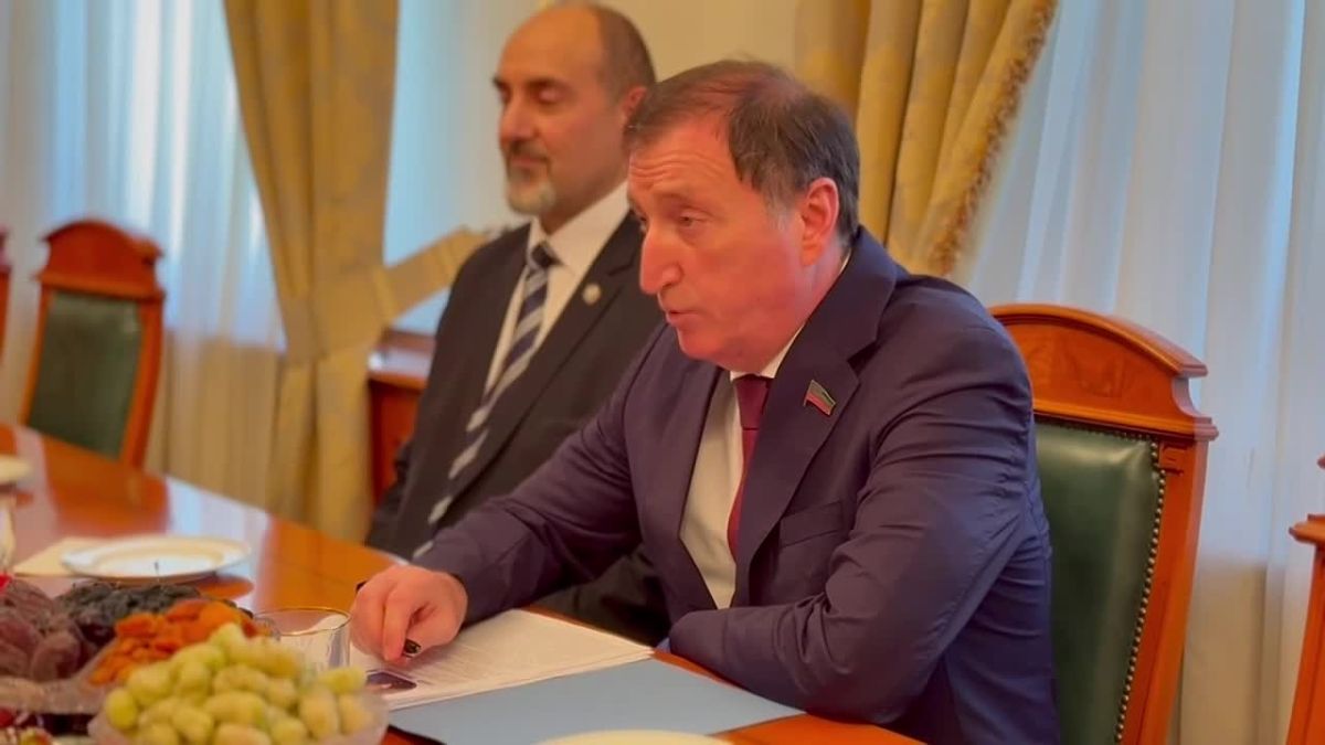 Председатель Народного Собрания РД Заур Аскендеров встретился с выпускницей Республиканского центра образования имени И.И. Ханбалаева Гюльмирой Халифатовой, которая впервые в истории республики получила максимальные 300...