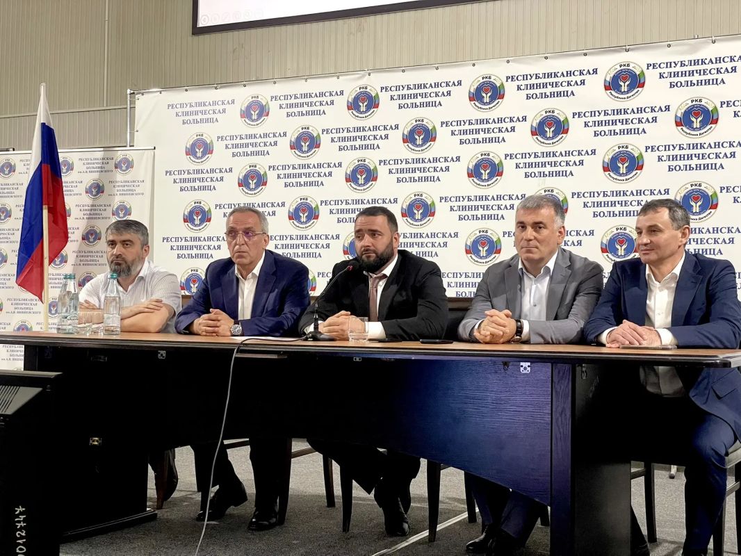 Алиомар Ахмедов представил коллективам двух крупнейших больниц Дагестана новых руководителей