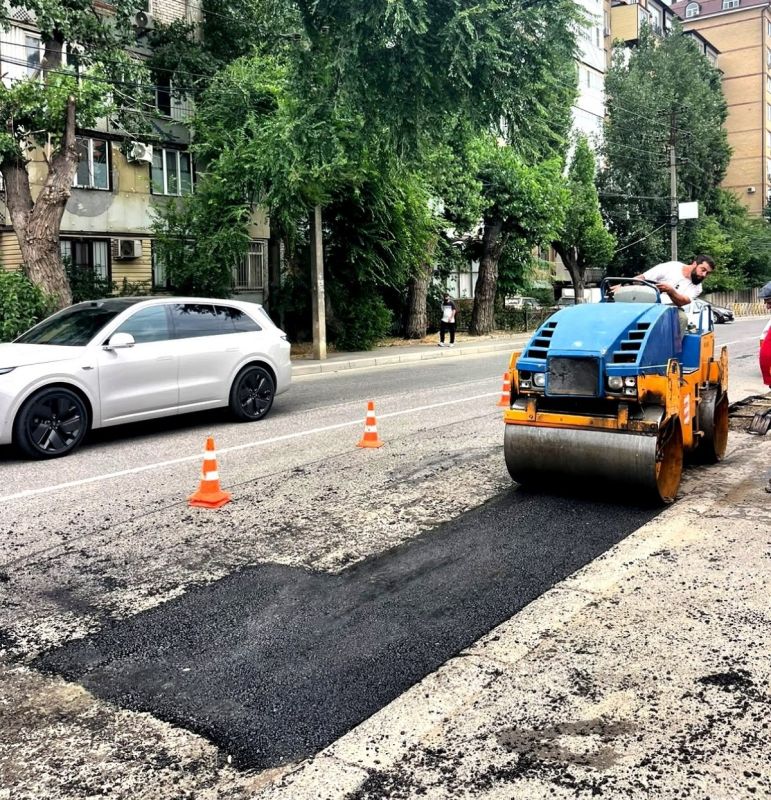 Специалисты Центра организации дорожного движения города Махачкалы провели мероприятия по устранению локальных разрушений асфальтобетонного покрытия на улице Абдулхакима Исмаилова