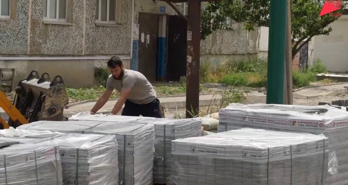 Во дворе многоквартирного дома на ул. Дагестанской, 49а, полным ходом идут работы по благоустройству